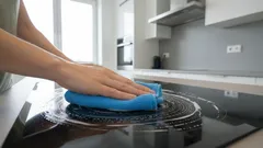 Por que é que a limpeza normal se transforma numa batalha contra os riscos no fogão?